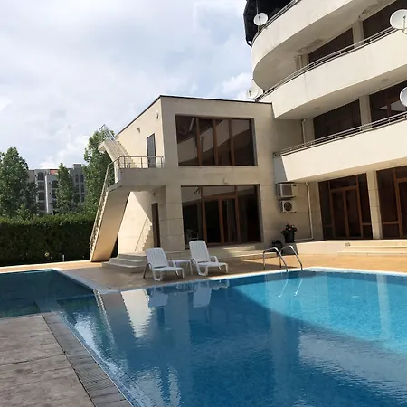 アパート Eden - Menada